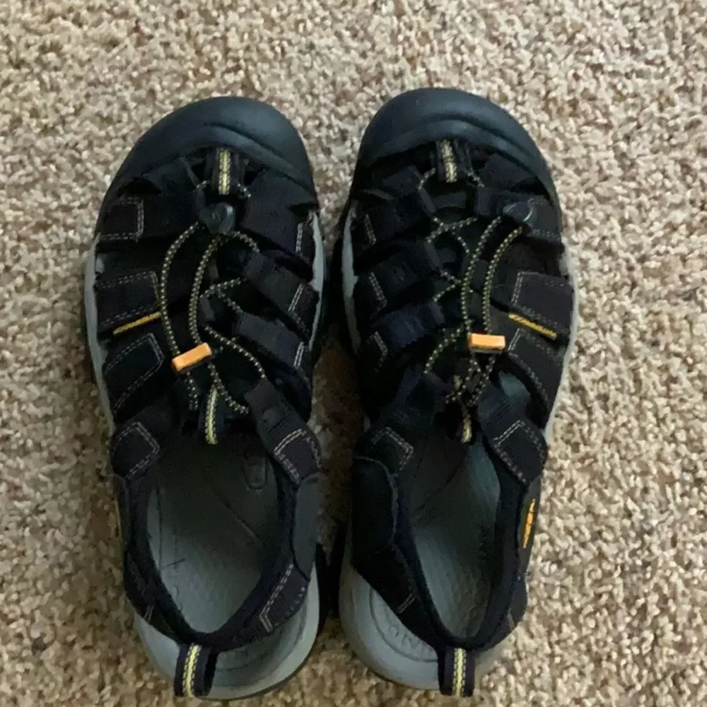 Size 8 Black Keens!!!